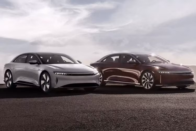 Bổ sung cho máy bơm nhiệt mới là phần cứng điều khiển thế hệ mới nhất của Lucid, được trang bị sức mạnh xử lý gấp ba và bộ nhớ gấp đôi so với phiên bản cũ. Lucid cũng có thể đưa hệ thống hỗ trợ người lái tiên tiến DreamDrive Premium vào tất cả các mẫu xe làm trang bị tiêu chuẩn.