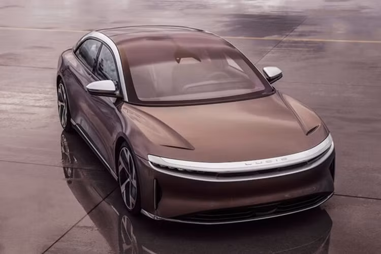 Phiên bản Lucid Air Grand Touring chạy điện có giá bán 110.900 USD thì có khả năng di chuyển khoảng 824 km chỉ trong một lần sạc, tăng từ mức 780 km so với phiên bản cũ.
