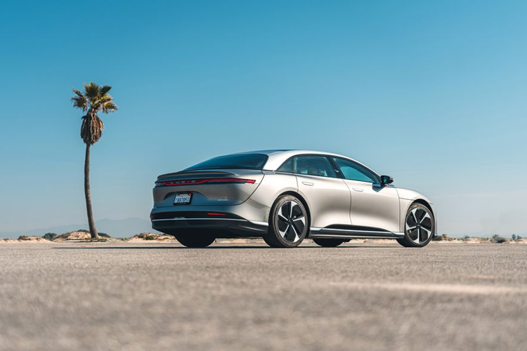 Đối với phiên bản cơ sở, giá xe Lucid Air Pure 2025 bán ra từ 69.900 USD hiện được trang bị bộ pin 84 kWh mới cho phép xe di chuyển 676 km trong một lần sạc. Đây cũng chính là mẫu xe đầu tiên đạt được phạm vi di chuyển 8 km trên mỗi kilowatt năng lượng.