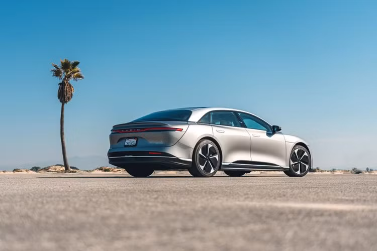 Đối với phiên bản cơ sở, giá xe Lucid Air Pure 2025 bán ra từ 69.900 USD hiện được trang bị bộ pin 84 kWh mới cho phép xe di chuyển 676 km trong một lần sạc. Đây cũng chính là mẫu xe đầu tiên đạt được phạm vi di chuyển 8 km trên mỗi kilowatt năng lượng.