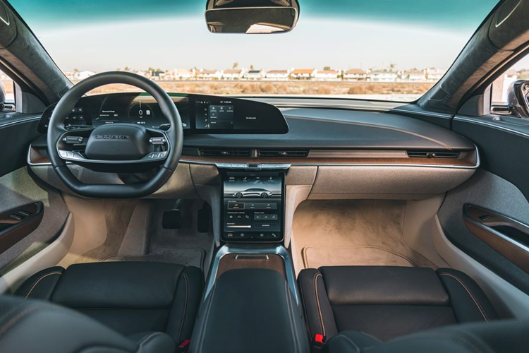 Để so sánh, Tesla Model S có thể di chuyển 6,4 km cho mỗi kilowatt năng lượng trong khi Mercedes-Benz EQS và Rivian R1S có thể đi được 5,2 km và 4,3 km tương ứng với cùng một mức năng lượng.