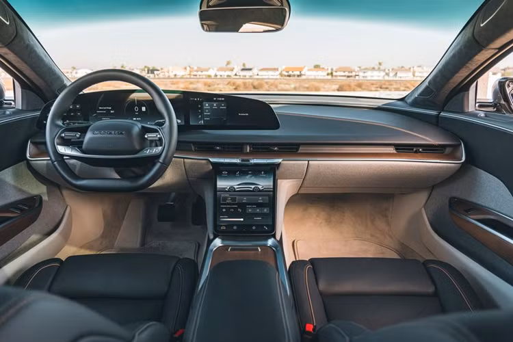 Để so sánh, Tesla Model S có thể di chuyển 6,4 km cho mỗi kilowatt năng lượng trong khi Mercedes-Benz EQS và Rivian R1S có thể đi được 5,2 km và 4,3 km tương ứng với cùng một mức năng lượng.