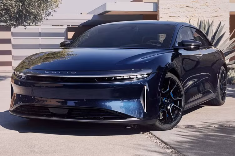 “Những cải tiến được giới thiệu trên dòng sản phẩm Lucid Air cho năm 2025 càng củng cố thêm vị thế dẫn đầu của chúng tôi. Lucid Air là hiện thân của cách tiếp cận tối ưu hóa không ngừng nghỉ của chúng tôi, cho phép Air Pure sử dụng ít năng lượng điện hơn bất kỳ phương tiện nào khác cho bất kỳ hành trình nào được thực hiện”, ông Peter Rawlinson cho biết thêm.