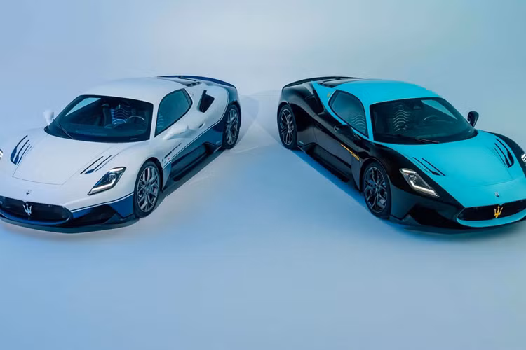 Cả hai mẫu xe độc đáo đều có nội thất thể thao với bộ ghế liền khối nhẹ chỉnh 4 hướng, gói trang bị các chi tiết ốp sợi carbon cho nội thất