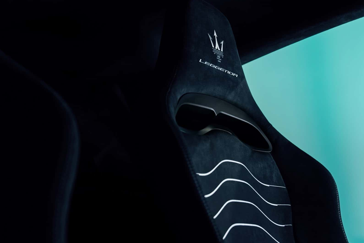 Qua bàn tay tài hoa của những nhà thiết kế bộ phận Fuoriserie, xe được trang bị bộ mâm xe màu đen bóng đặc biệt với nắp trục màu đen mờ và logo cây đinh ba màu Digital Mint, logo Maserati màu vàng trên lưới tản nhiệt, cửa ra vào, cột C và xe cũng được trang bị bộ cùm phanh màu đen.