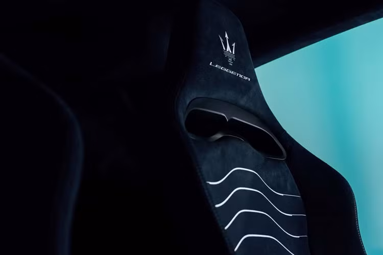 Qua bàn tay tài hoa của những nhà thiết kế bộ phận Fuoriserie, xe được trang bị bộ mâm xe màu đen bóng đặc biệt với nắp trục màu đen mờ và logo cây đinh ba màu Digital Mint, logo Maserati màu vàng trên lưới tản nhiệt, cửa ra vào, cột C và xe cũng được trang bị bộ cùm phanh màu đen.