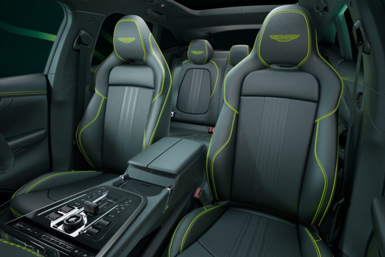 Aston Martin đưa ra lựa chọn giữa bộ cùm phanh Aston Martin Racing Green và AMR Lime, từ đây đem tới kiểu dáng gần giống với màu sơn của chiếc xe một chỗ AMR24 F1, từ đây phản ánh thiết kế của Xe y tế chính thức.