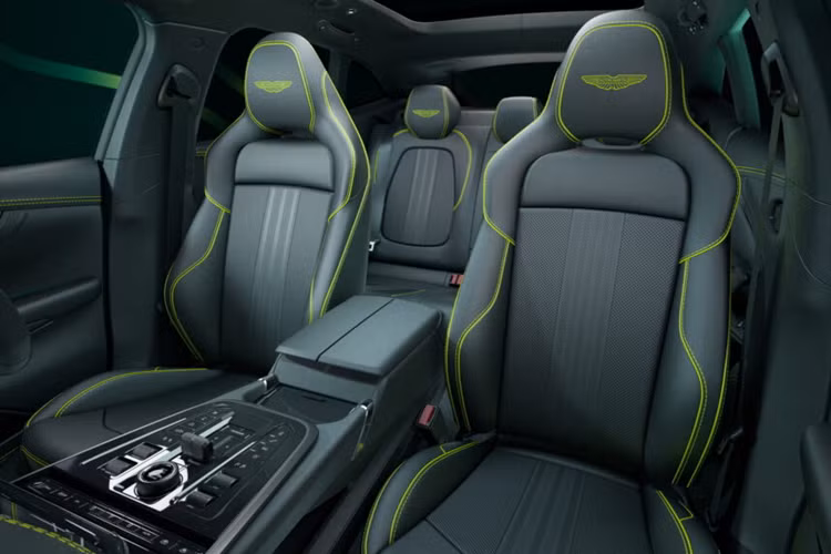 Aston Martin đưa ra lựa chọn giữa bộ cùm phanh Aston Martin Racing Green và AMR Lime, từ đây đem tới kiểu dáng gần giống với màu sơn của chiếc xe một chỗ AMR24 F1, từ đây phản ánh thiết kế của Xe y tế chính thức.