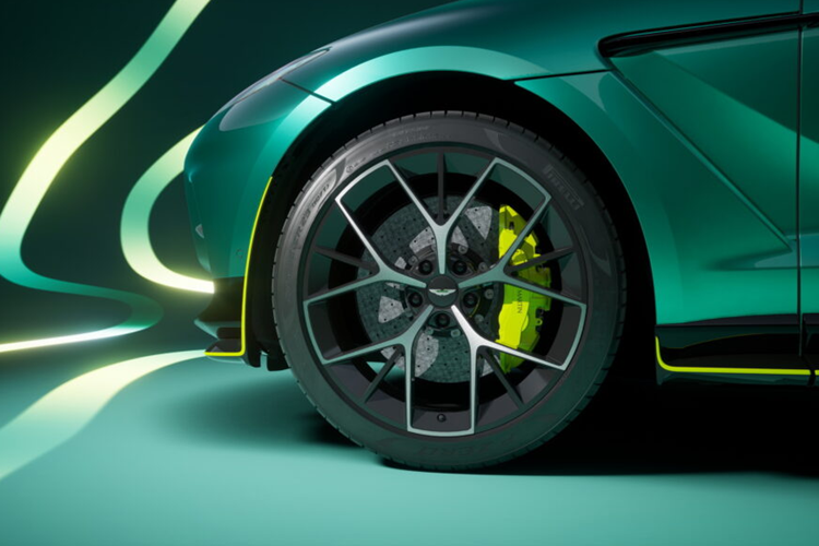 Phiên bản Aston Martin DBX707 AMR24 Edition đặc biệt được cung cấp với các màu Xanh Podium, Đen Onyx hoặc Trắng Neutron và màu Xanh Podium chính là lựa chọn tối ưu cho một mẫu xe lấy cảm hứng từ đường đua F1.