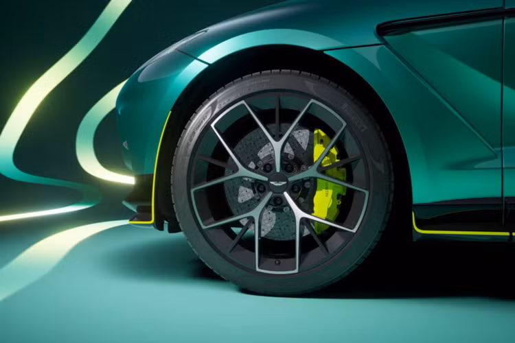 Phiên bản Aston Martin DBX707 AMR24 Edition đặc biệt được cung cấp với các màu Xanh Podium, Đen Onyx hoặc Trắng Neutron và màu Xanh Podium chính là lựa chọn tối ưu cho một mẫu xe lấy cảm hứng từ đường đua F1.