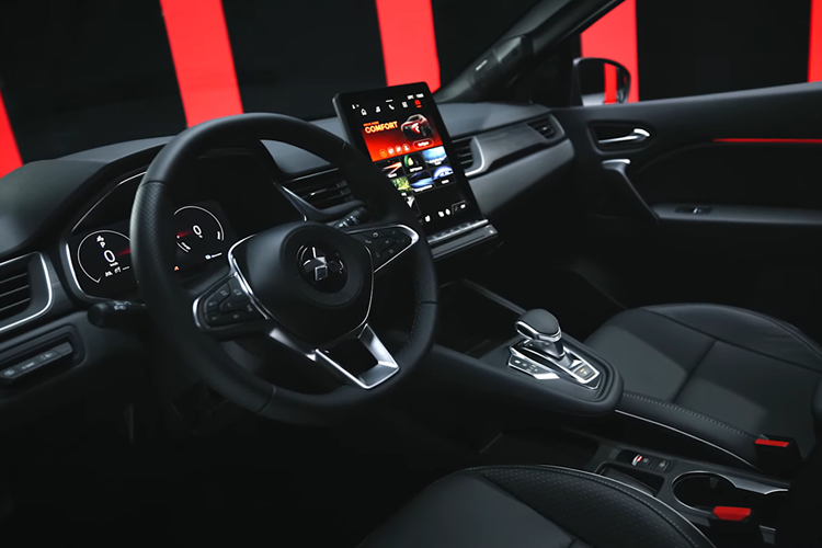 Giống như Captur 2024, những thay đổi đáng kể nhất về kiểu dáng đã được thực hiện ở phía trước, nơi đèn pha được cập nhật thay cho đèn hình móng tôm hùm của mẫu xe cũ. Tuy nhiên lần này Mitsubishi làm nhiều hơn là chỉ gắn logo của mình lên chiếc xe Pháp.