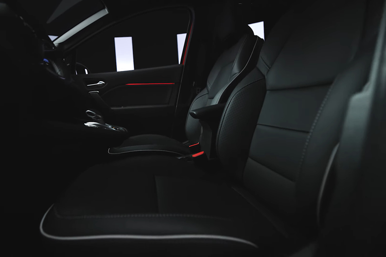 Các tính năng tiêu chuẩn chính bao gồm Apple CarPlay và Android Auto không dây, giám sát sự chú ý của người lái, hỗ trợ giữ làn đường khẩn cấp và hỗ trợ tốc độ thông minh. Một số phiên bản được ưu ái thời gian bảo hành lên tới 8 năm. Mitsubishi ASX 2024 sẽ thừa hưởng toàn bộ các lựa chọn động cơ có trên Renault Captur 2024.