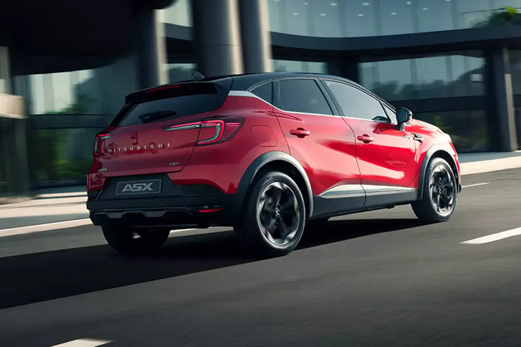 Cuối cùng là hệ truyền động hybrid gồm máy xăng 1.6L với 2 mô-tơ điện cho công suất 143 mã lực, đi kèm pin 1,2 kWh. ASX là sản phẩm crossover hạng B được Mitsubishi định vị dành riêng cho thị trường châu Âu nên hãng “vay mượn” từ chiếc Captur có sẵn của Renault và không can thiệp quá nhiều.