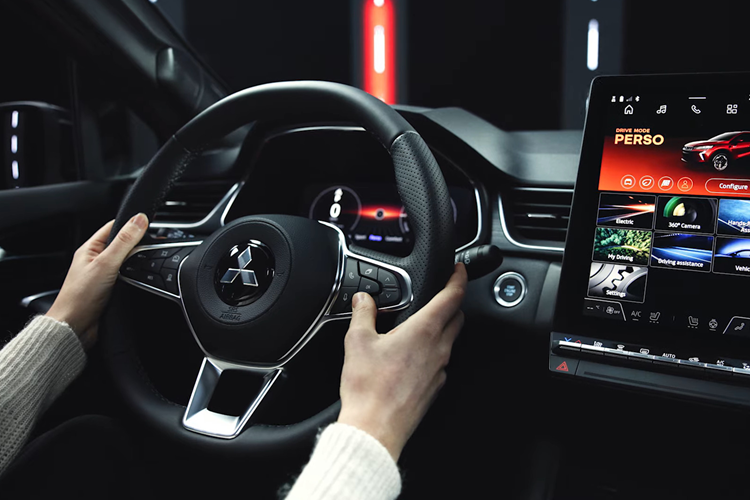 Cabin của ASX 2024 đã nhận được huy hiệu Mitsubishi và một số họa tiết trang trí mới, cùng với màn hình thông tin giải trí 10,4 inch và cụm đồng hồ kỹ thuật số 10 inch tương tự như Captur 2024. Hãng xe Nhật cũng cung cấp bảng đồng hồ nhỏ hơn với kích thước 7 inch dành cho phiên bản tiêu chuẩn.