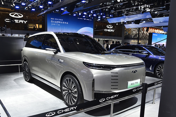 Ở phía sau, có một đèn hậu xuyên suốt với cụm đèn có họa tiết giống như sóng hình học. Thiết kế phía sau khá gọn gàng, với đặc điểm nổi bật duy nhất là cánh gió ở đường viền mái xe, cùng với một dải crôm phía trên đèn xuyên suốt cùng với một dải crôm khác ngay phía trên tấm chắn bùn sau.