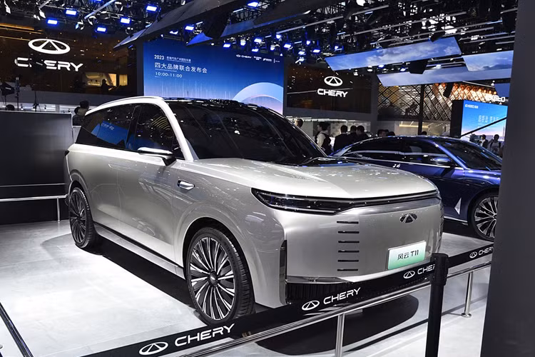 Ở phía sau, có một đèn hậu xuyên suốt với cụm đèn có họa tiết giống như sóng hình học. Thiết kế phía sau khá gọn gàng, với đặc điểm nổi bật duy nhất là cánh gió ở đường viền mái xe, cùng với một dải crôm phía trên đèn xuyên suốt cùng với một dải crôm khác ngay phía trên tấm chắn bùn sau.