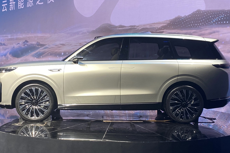 Chiếc xe chủ lực của Chery Fulwin có kích thước bao gồm chiều dài, chiều rộng và chiều cao là 5.150 mm, 1.995 mm và 1.800 mm, trong khi chiều dài cơ sở là 3.100 mm. Ở phía trước, T11 sử dụng hệ thống treo xương đòn kép và ở phía sau là hệ thống treo năm liên kết. Chiếc xe có sáu chỗ ngồi sử dụng bố trí 2+2+2.