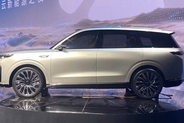 Chiếc xe chủ lực của Chery Fulwin có kích thước bao gồm chiều dài, chiều rộng và chiều cao là 5.150 mm, 1.995 mm và 1.800 mm, trong khi chiều dài cơ sở là 3.100 mm. Ở phía trước, T11 sử dụng hệ thống treo xương đòn kép và ở phía sau là hệ thống treo năm liên kết. Chiếc xe có sáu chỗ ngồi sử dụng bố trí 2+2+2.