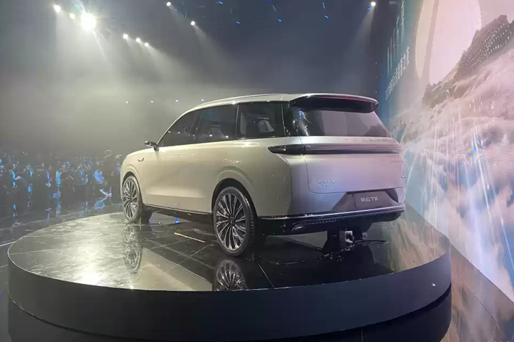 Thời gian sạc từ 30 đến 80% được báo cáo là 19 phút. T11 được cho là có thời gian tăng tốc từ 0-100 km/h trong khoảng năm giây. Theo một số thông tin ban đầu, giá xe Chery Fulwin T11 sẽ công bố tại Triển lãm ô tô Thành Đô, khai mạc vào ngày 30/8.