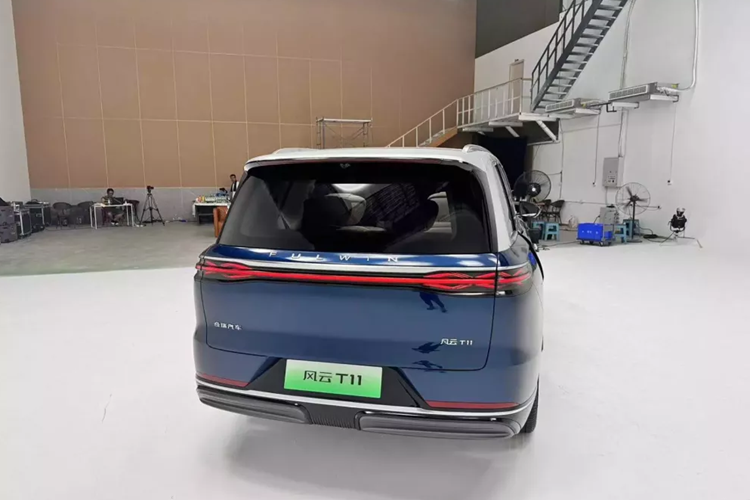 Là mẫu xe hàng đầu, T11 được trang bị hệ thống Lidar và do đó sẽ cung cấp khả năng hỗ trợ lái xe ở mức độ hợp lý, được cho là bao gồm hỗ trợ lái xe trong thành phố NOP và chức năng ghi nhớ vị trí đỗ xe. Khác với phiên bản ý tưởng của T11, phiên bản sản xuất chuyển tay nắm cửa ẩn sang bán ẩn.