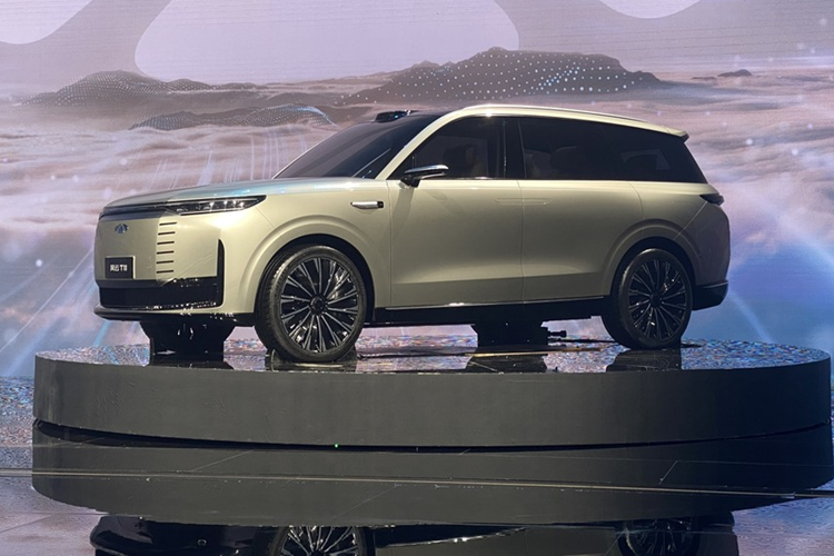 Hàng ghế thứ hai có thể điều chỉnh và cùng với hàng ghế trước, có chức năng sưởi ấm, thông gió và massage. Người ta tin rằng bản thân ghế bọc da có thể được điều khiển bằng giọng nói, cùng với các chức năng khác trong xe.