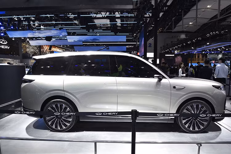 Cho đến nay, vẫn chưa có bức ảnh rõ ràng nào về nội thất của Chery Fulwin T11. Tuy nhiên, dựa trên các thông báo trước đó, người ta biết rằng mặt trước có màn hình tích hợp 30 inch và có màn hình 17,3 inch để giải trí cho hàng ghế thứ hai. Ngoài ra còn có tủ lạnh ẩn trên xe.