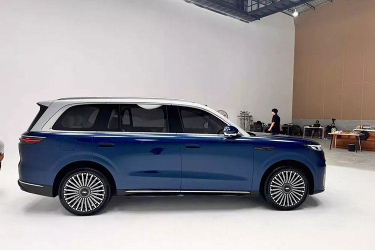 Đèn xe SUV Chery Fulwin T11 chạy dọc phía trước theo thiết kế xuyên sáng, cùng với 2 phần mở rộng hình chữ C rủ xuống bao quanh cụm đèn pha. Mặc dù có ấn tượng về lưới tản nhiệt, với các dải crôm dọc, chiếc xe thực sự có một mặt trước rắn chắc cho đến chắn bùn dưới, nơi có một khe hút gió được bao quanh bởi nhiều crôm hơn.