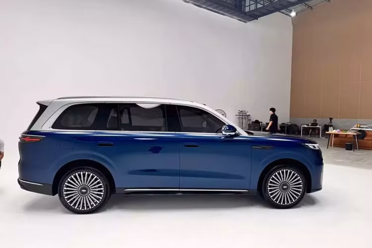 Đèn xe SUV Chery Fulwin T11 chạy dọc phía trước theo thiết kế xuyên sáng, cùng với 2 phần mở rộng hình chữ C rủ xuống bao quanh cụm đèn pha. Mặc dù có ấn tượng về lưới tản nhiệt, với các dải crôm dọc, chiếc xe thực sự có một mặt trước rắn chắc cho đến chắn bùn dưới, nơi có một khe hút gió được bao quanh bởi nhiều crôm hơn.