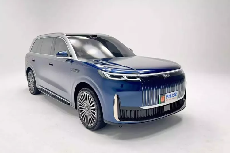 Mới đây, Chery đã công bố những hình ảnh về chiếc xe Fulwin T11, và nó lại 1 lần nữa khiến giới mê xe nước này xôn xao vì ngoại hình khá giống mẫu xe Range Rover. Thú vị ở chỗ, Chery là đối tác liên doanh của Jaguar Land Rover tại Trung Quốc. Điểm giống của Chery Fulwin T11 2024 mới so với Range Rover ở mặt trước.