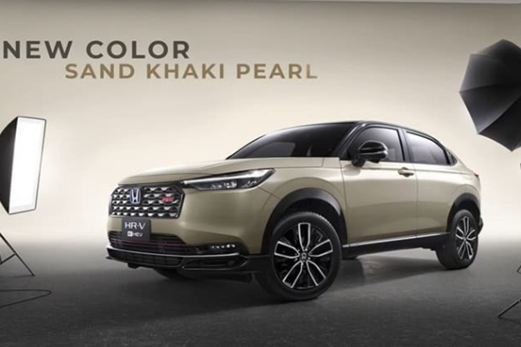 Theo đó, Honda HR-V 2025 mới sẽ được bổ sung màu sơn mới có tên Sand Khaki Pearl và hệ thống truyền động hybrid được cải tiến một chút và bao gồm các điều chỉnh nhỏ về trang bị.