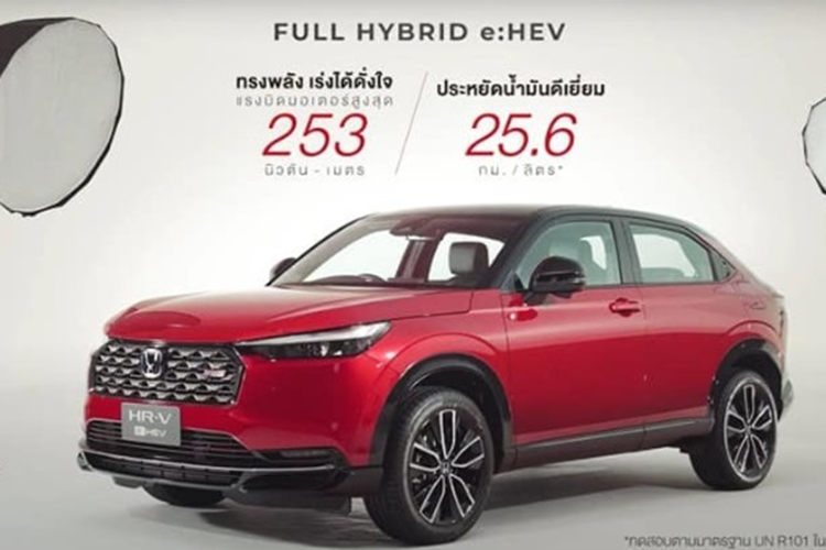 Các đường nét năng động phía trên cửa hút gió cũng đã được tinh chỉnh cùng với các chi tiết nằm ngang bên trong đèn hậu LED được ngăn cách bởi logo Honda, bộ mâm hợp kim 18 inch với 2 tông màu khá ấn tượng.