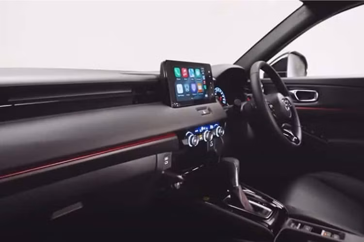Về nội thất, mẫu xe crossover Honda HR-V 2025 mới có cụm điều khiển trung tâm được tái thiết kế, bàn sạc điện thoại không dây đặt nằm giữa cho hành khách bên dễ dàng sử dụng.