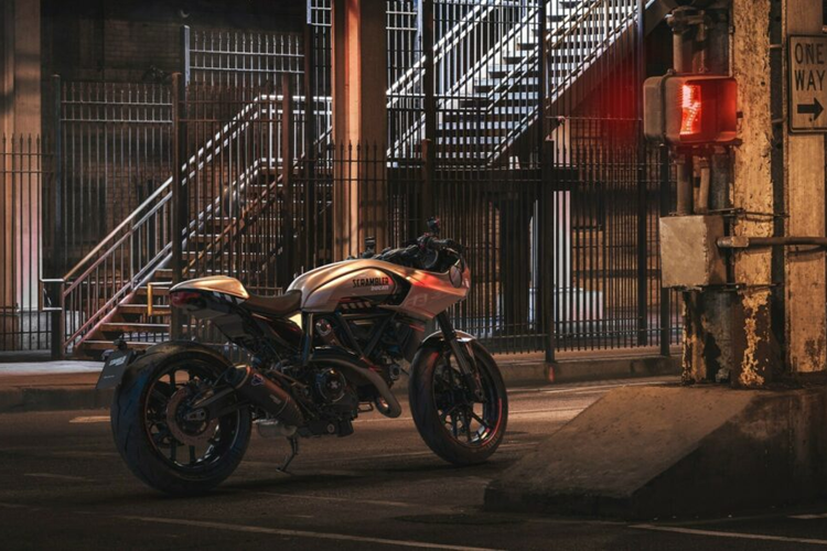 Mẫu xe này được sơn màu trắng nhạt tương phản với các sọc đỏ và trắng. CR24I cũng được trang bị bộ bánh xe kích thước 17 inch, yếm xe đặt cao trên bình xăng và xe cũng được lắp yên phụ phía sau có thể dễ dàng tháo dời.