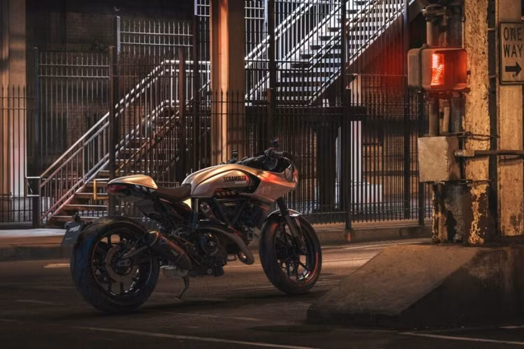 Mẫu xe này được sơn màu trắng nhạt tương phản với các sọc đỏ và trắng. CR24I cũng được trang bị bộ bánh xe kích thước 17 inch, yếm xe đặt cao trên bình xăng và xe cũng được lắp yên phụ phía sau có thể dễ dàng tháo dời.