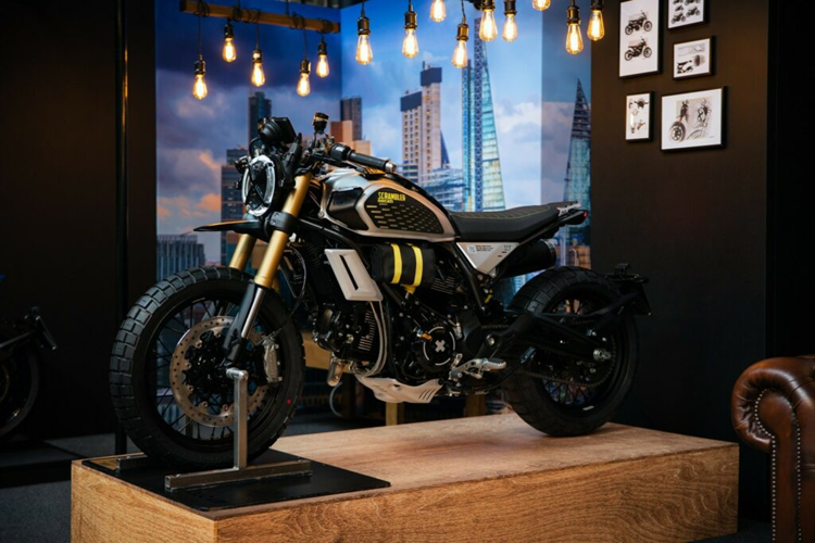 Centro Stile Ducati cũng đã trang bị cho chiếc xe hệ thống xả hiệu năng cao Termignoni. Trong triển lãm London Bike Shed MotoShow cuối tuần trước, Tom Fuller từ Image Design Custom cũng đã vẽ trực tiếp một chiếc Scrambler để tôn vinh di sản về độ xe của thương hiệu xe Ý.
