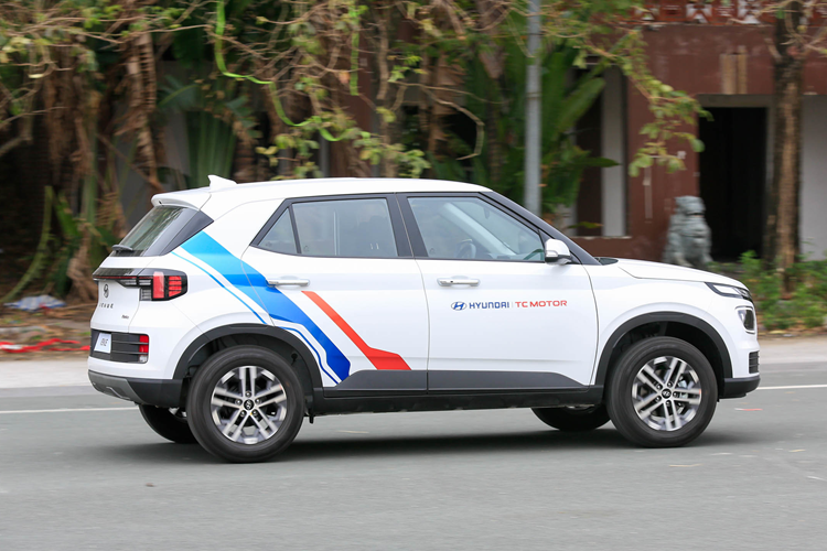 So với 2 đối thủ cùng phân khúc, mẫu xe này vượt trội về mặt sức mạnh động cơ. Động cơ này kết hợp với hộp số tự động ly hợp kép 7 cấp và hệ dẫn động cầu trước.