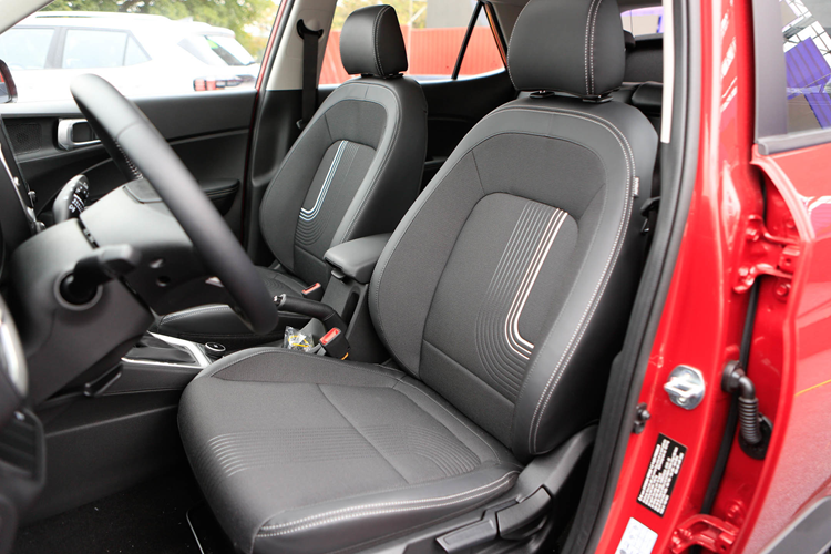 Theo đó, mẫu xe này được trang bị hệ thống đèn LED, vành hợp kim 16 inch, màn hình giải trí cảm ứng 8 inch, hỗ trợ Android Auto/Apple Carplay, cổng sạc USB Type-C, hệ thống âm thanh 6 loa, khởi động nút bấm, chìa khóa thông minh và điều hòa tự động với cửa gió dành cho hàng ghế sau.