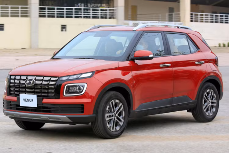 So với giá niêm yết ban đầu, cả hai phiên bản của mẫu SUV hạng A này đều giảm giá 40 triệu đồng. Tuy nhiên, tại đại lý, Hyundai Venue lại có giá bán thực tế rẻ hơn nữa.