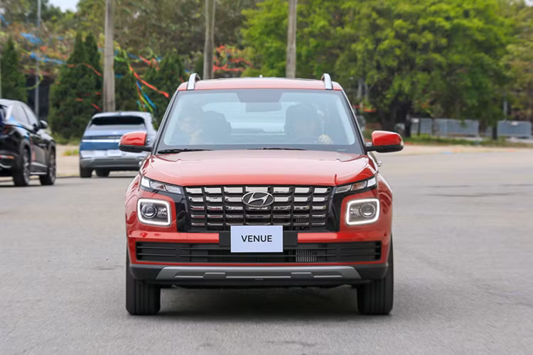 Cụ thể, nhiều đại lý hiện bán mẫu SUV hạng A - Hyundai Venue tại Việt Nam này với giá chỉ 485 triệu đồng cho bản 1.0 Turbo và 520 triệu đồng cho bản 1.0 Turbo Đặc biệt. Như vậy, 2 phiên bản này rẻ hơn 19 triệu đồng so với mức niêm yết mới của hãng.