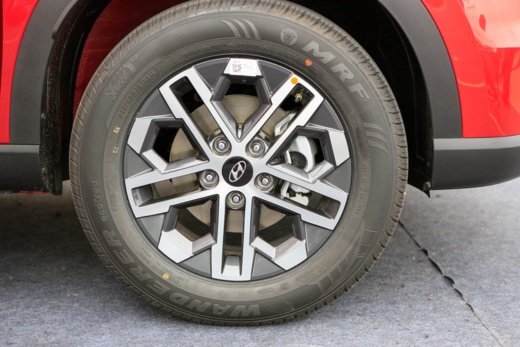 Gói 1 là ưu đãi lãi suất trả góp chỉ từ 0% trong 12 tháng. Gói 2 là hỗ trợ tài chính lên tới 50% lệ phí trước bạ. Có thể thấy rằng tháng 6 này là thời điểm thích hợp để mua Hyundai Venue với giá hời hơn trước.