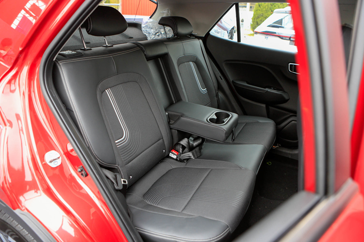 Ngoài ra, mẫu SUV hạng A này còn có những tính năng an toàn như 6 túi khí, camera lùi, cảm biến lùi, hệ thống kiểm soát hành trình, giới hạn tốc độ, cảm biến áp suất lốp và đèn chiếu sáng tự động.