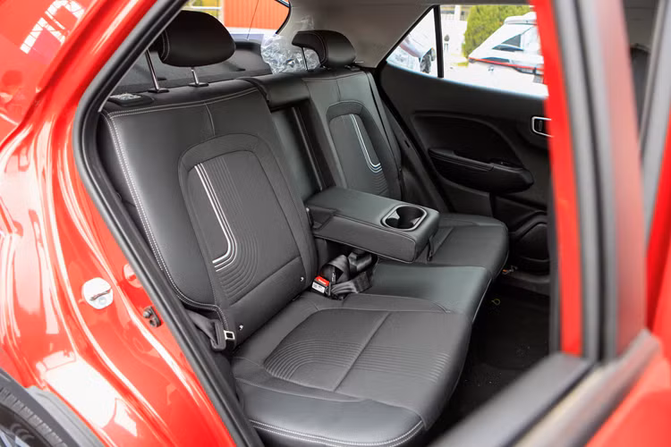 Ngoài ra, mẫu SUV hạng A này còn có những tính năng an toàn như 6 túi khí, camera lùi, cảm biến lùi, hệ thống kiểm soát hành trình, giới hạn tốc độ, cảm biến áp suất lốp và đèn chiếu sáng tự động.