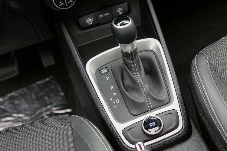 Trong tháng 5/2024 vừa qua, mẫu xe này đạt doanh số 295 xe, tăng trưởng 8,9%, nhưng vẫn bán kém Toyota Raize và Kia Sonet. Hyundai Venue là mẫu xe hội tụ nhiều ưu điểm như thiết kế bắt mắt, gợi liên tưởng đến SUV cỡ lớn Palisade, trang bị vừa đủ và động cơ mạnh mẽ trong phân khúc.