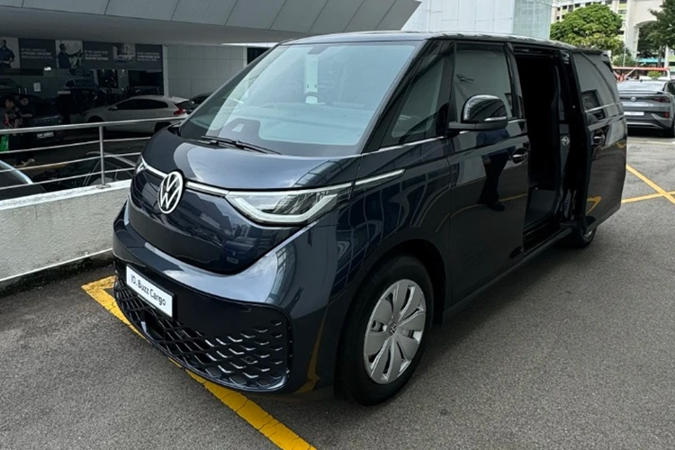 Tại thị trường Singapore, mức giá xe Volkswagen ID. Buzz 2025 khởi điểm hơn 226.400 USD (5,73 tỷ VNĐ). Ngoài ra, mẫu xe này còn có biến thể chở hàng 2 chỗ ngồi có giá từ 118.450 USD (2,99 tỷ đồng).