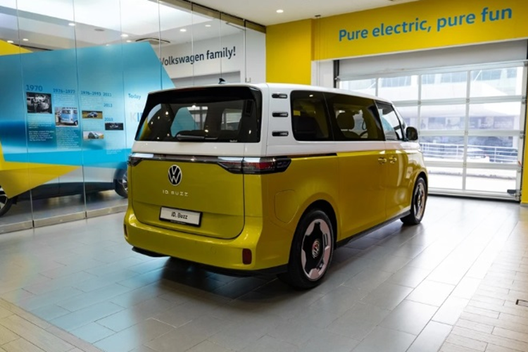 Volkswagen ID. Buzz có cửa trượt tự động giúp hành khách ở hàng ghế thứ 2 và 3 có thể lên xuống dễ dàng. VW ID. Buzz sở hữu rất nhiều trang bị hiện đại, bao gồm đèn pha LED ma trận và cửa trượt điện. 