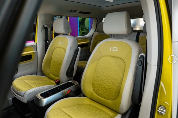 Khách hàng có thể lựa chọn cấu hình 5, 6 hoặc 7 chỗ ngồi. Ghế ngồi được làm từ chất liệu thân thiện với môi trường polyurethane và SEAQUAL, vốn được tái chế từ vỏ chai nhựa.