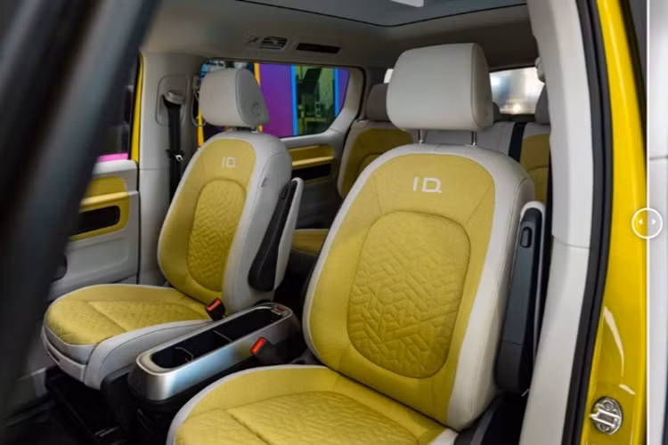 Khách hàng có thể lựa chọn cấu hình 5, 6 hoặc 7 chỗ ngồi. Ghế ngồi được làm từ chất liệu thân thiện với môi trường polyurethane và SEAQUAL, vốn được tái chế từ vỏ chai nhựa.