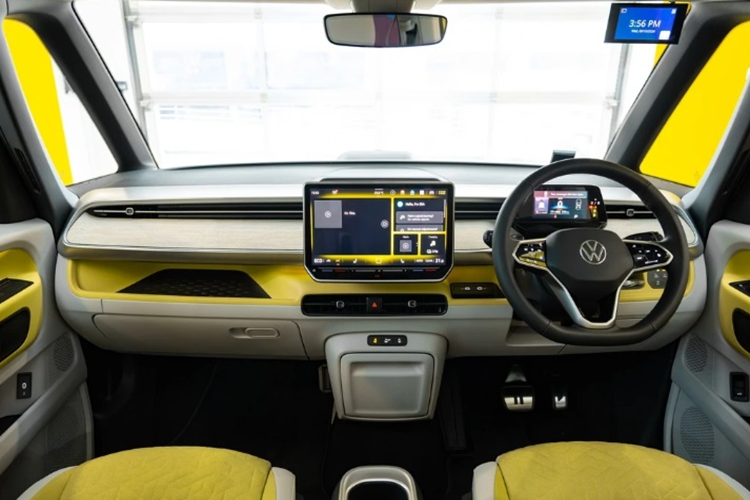 Ở bên trong, xe được trang bị cụm đồng hồ kỹ thuật số 5,3 inch, hệ thống thông tin giải trí màn hình cảm ứng 12,9 inch hỗ trợ Android Auto và Apple CarPlay không dây, màn hình HUD, đế sạc không dây, hệ thống âm thanh Harman Kardon, điều hòa không khí 3 vùng độc lập, đèn viền nội thất 30 màu khác nhau và nhiều hệ thống hỗ trợ người lái tiên tiến.