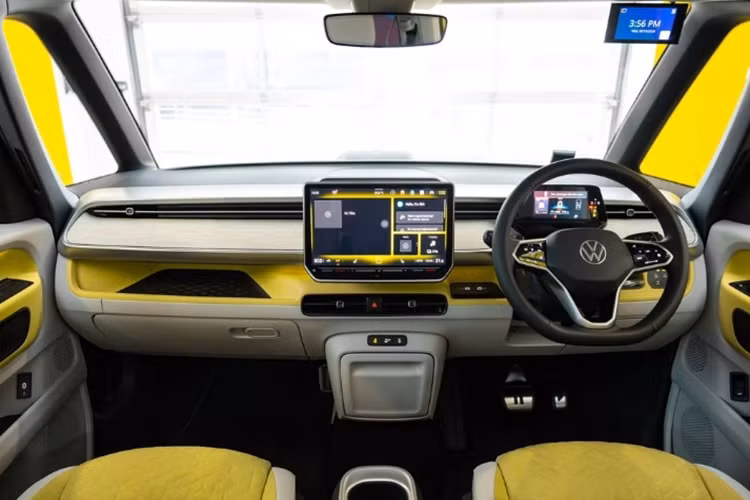 Ở bên trong, xe được trang bị cụm đồng hồ kỹ thuật số 5,3 inch, hệ thống thông tin giải trí màn hình cảm ứng 12,9 inch hỗ trợ Android Auto và Apple CarPlay không dây, màn hình HUD, đế sạc không dây, hệ thống âm thanh Harman Kardon, điều hòa không khí 3 vùng độc lập, đèn viền nội thất 30 màu khác nhau và nhiều hệ thống hỗ trợ người lái tiên tiến.