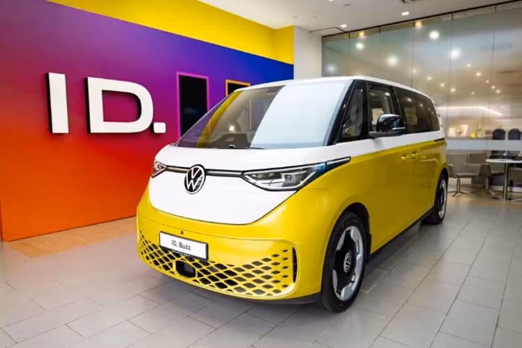 Với kích thước này, mẫu xe minivan điện Volkswagen ID. Buzz sẽ cạnh tranh với Toyota Innova Cross (4.755 x 1.850 x 1.790 mm). Tuy nhiên do thiết kế đầu xe ngắn đặc trưng nên trục cơ sở của ID. Buzz dài hơn 139 mm so với đối thủ đến từ Nhật Bản.